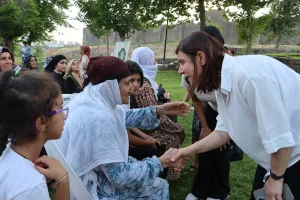 Serra Bucak Diyarbakirli kadinlarin dertlerini dinliyor 1