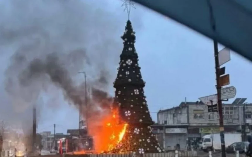 suriye noel agacinin yakilmasi protesto edildi yonetim resmi tatil ilan etti